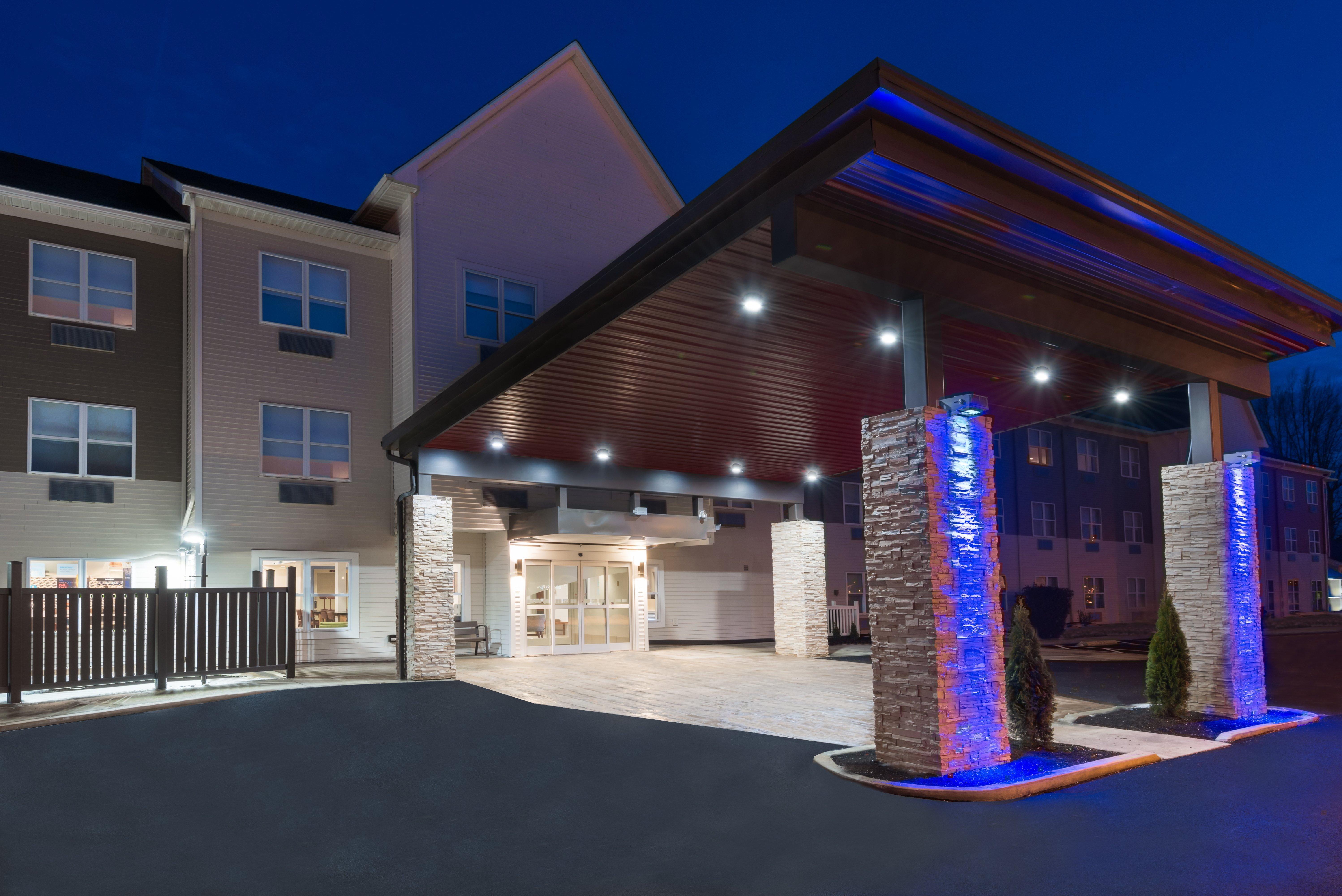 Holiday Inn Express & Suites - Columbus Airport East By Ihg Bagian luar foto
