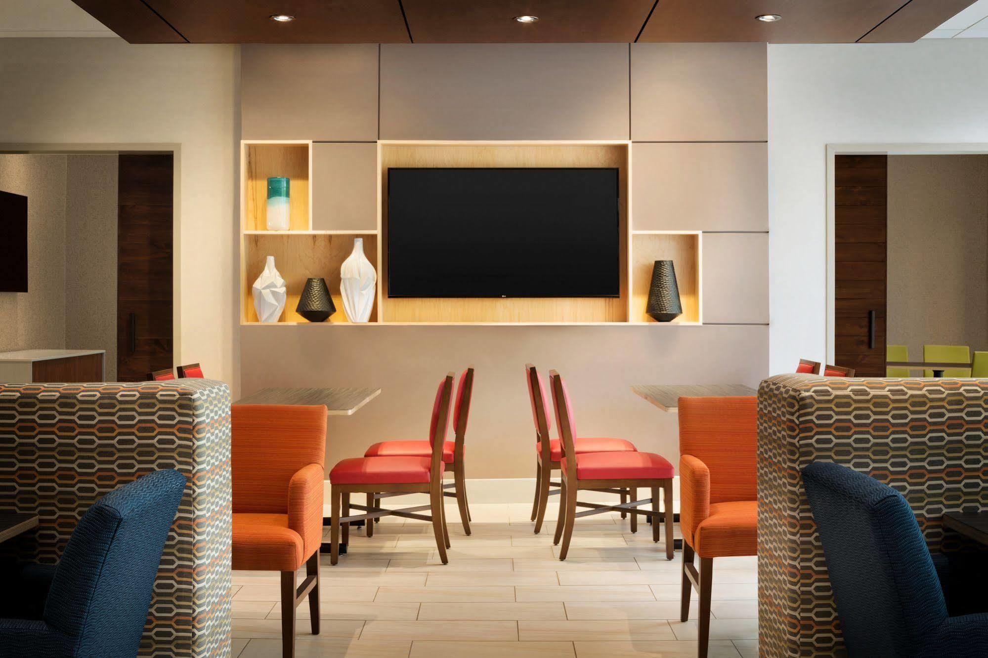 Holiday Inn Express & Suites - Columbus Airport East By Ihg Bagian luar foto