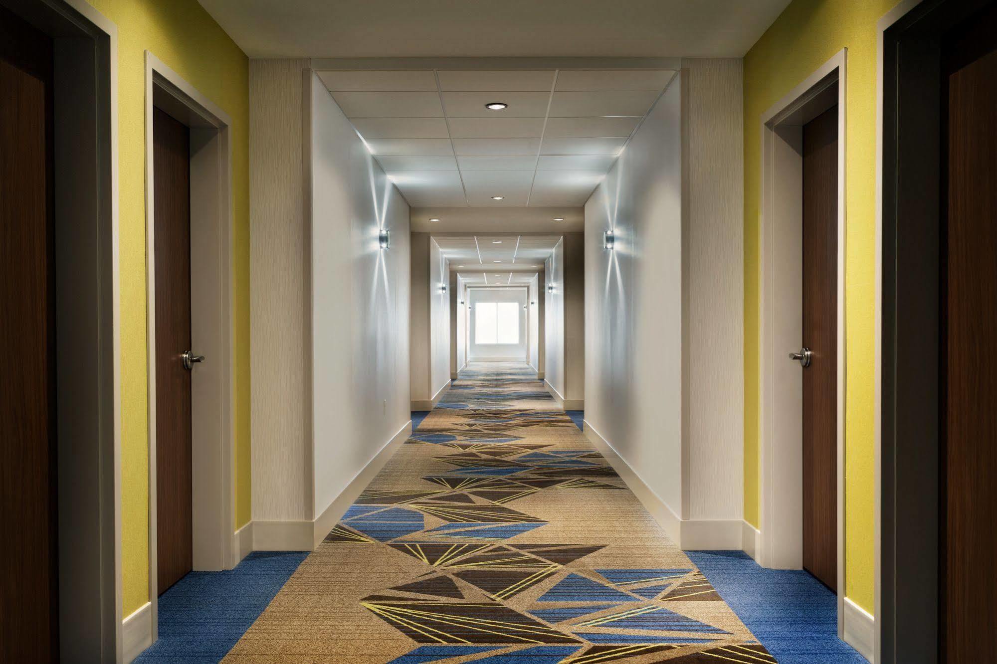 Holiday Inn Express & Suites - Columbus Airport East By Ihg Bagian luar foto